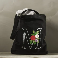 Broder en stofpose, som får et personligt touch med bogstaver og blomster