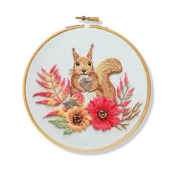 Broderikit cute squirrel Ø20 cm – alt til at brodere et sødt egern