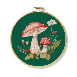 Broderikit red mushrooms Ø20 cm – alt til at brodere søde fluesvampe