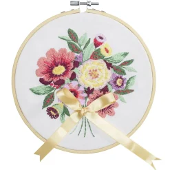 Broderisæt Blomsterbuket Ø18 cm – alt til at brodere en smuk buket med en sløjfe