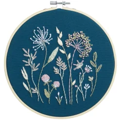 Broderisæt Engblomster Ø20 cm – alt til at brodere smukke blomster