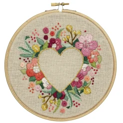 Broderisæt Hjerte med blomster Ø18 cm – alt til et kærligt broderi!