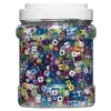 Bøtte med vildt mange perler og bogstavperler i forskellige farver og former.