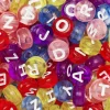 500 farvestrålende bogstavperler, transparente med hvid tekst, A-Z, Ø7 mm