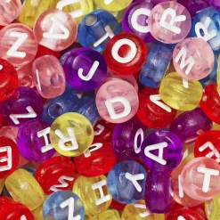 500 farvestrålende bogstavperler, transparente med hvid tekst, A-Z, Ø7 mm