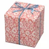 Gavepapir på rulle 10 m×57 cm – koralrosa med hvide blomstermotiver