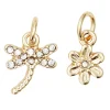 2 guldfarvede vedhæng/charms, guldsmed med simili 10×9 mm, blomst 7×7 mm