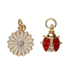 2 guldfarvede vedhæng/charms med simili, mariehøne 10×13 mm, blomst hvide blade Ø13 mm
