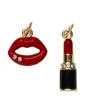 2 guldfarvede vedhæng/charms, røde læber 13,6×13,3 mm, læbestift sort & rød 5,8×21,7 mm