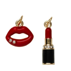 2 guldfarvede vedhæng/charms, røde læber 13,6×13,3 mm, læbestift sort & rød 5,8×21,7 mm