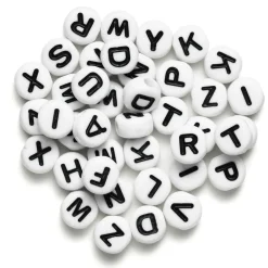 130 hvide bogstavperler A-Z med sorte bogstaver, Ø7 mm