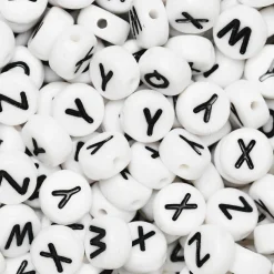 50 hvide bogstavperler Q, W, X, Y, Z med sort tryk – Ø7 mm