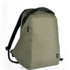 KOZO rygsæk, fremstillet af genvundne PET-flasker, olive. Mål: 35×49×15 cm