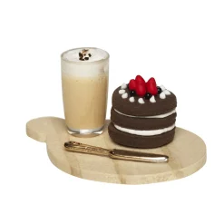 Miniaturekit med café latte og kage, bakken er 5,2 cm lang, og glasset 2 cm højt