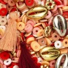 Perlemix med flade perler/heishi-perler Ø 6 mm og diverse tilbehør – rosa & rødt tema