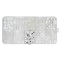 Perlemix med runde glasperler i lyse og hvide nuancer samt stenperler og sommerfugleperler