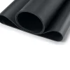 Skrivebordsunderlag af PU–læder/kunstlæder, sort. Mål: 90×43×0,2 cm