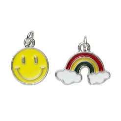 2 sølvfarvede vedhæng/charms smiley gul Ø13 mm, regnbue farver 19×12 mm