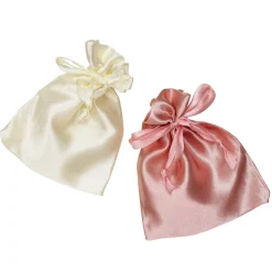 Smykkeposer af satin, 8 stk. 9×11,5 cm i cremefarve og lys rosa, 4 af hver