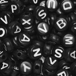 500 sorte bogstavperler med hvid tekst, A-Z, Ø7 mm