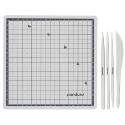 4 stk. praktisk lerværktøj, L 17 cm + ternet skæreunderlag med arbejdsoverflade 18×18 cm
