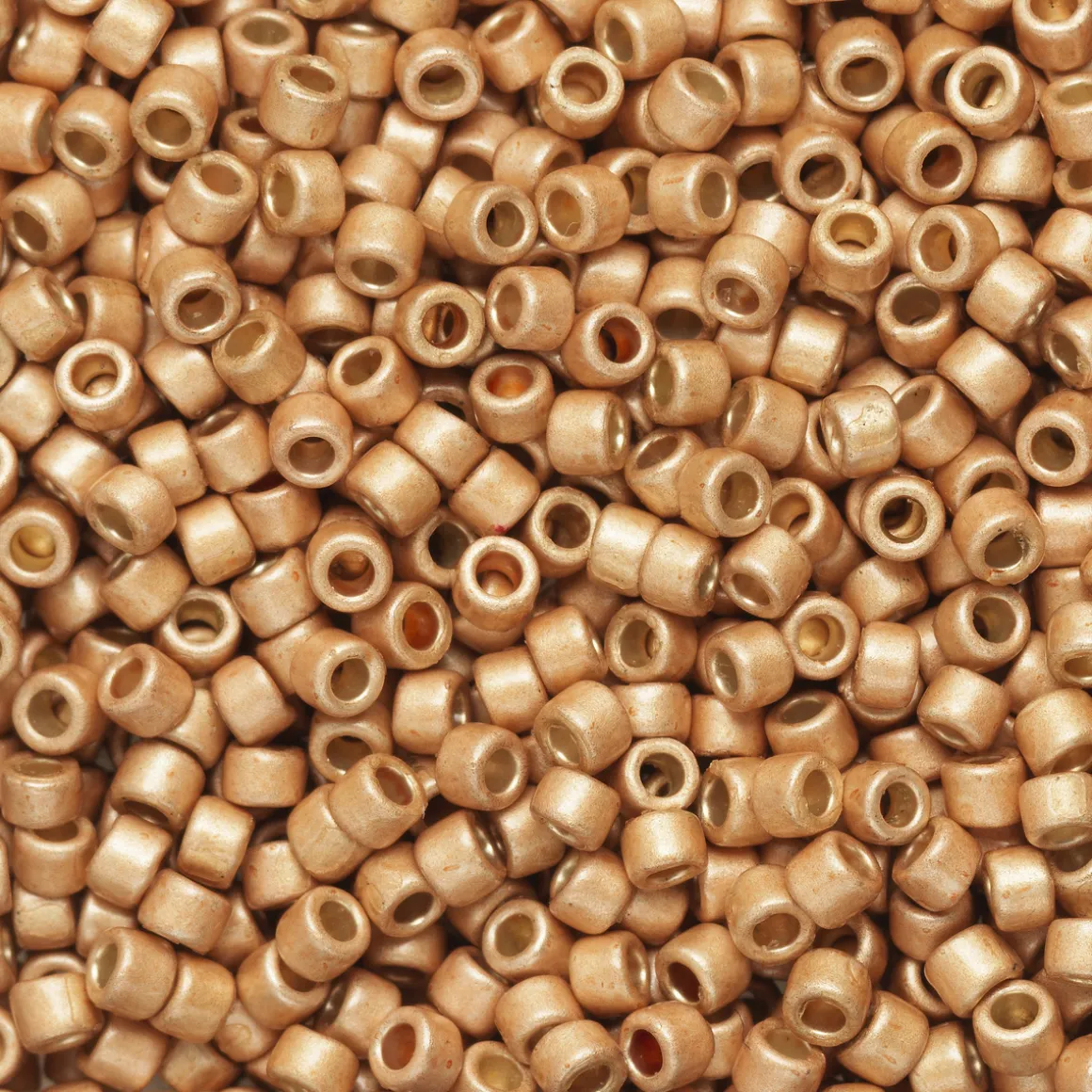 TOHO-perler 11/0 – rødbeige metallic, PF551F PF galvanized matte rose gold
