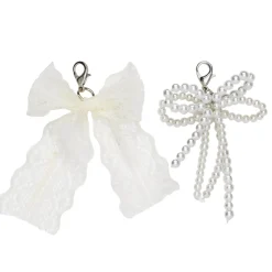 2 vedhæng/charms til dekoration – sløjfer, et af perler og et af knyttet stof
